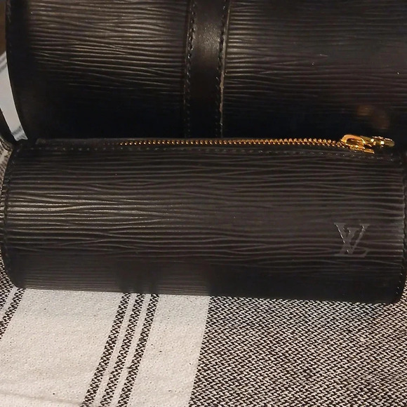 AUTHENTIC LOUIS VUITTON BLACK EPI SET HANDBAG - Picture 3 of 16